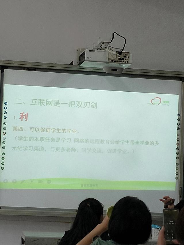 網(wǎng)絡的利弊英語作文80帶翻譯，互聯(lián)網(wǎng)的利弊英語作文120字？