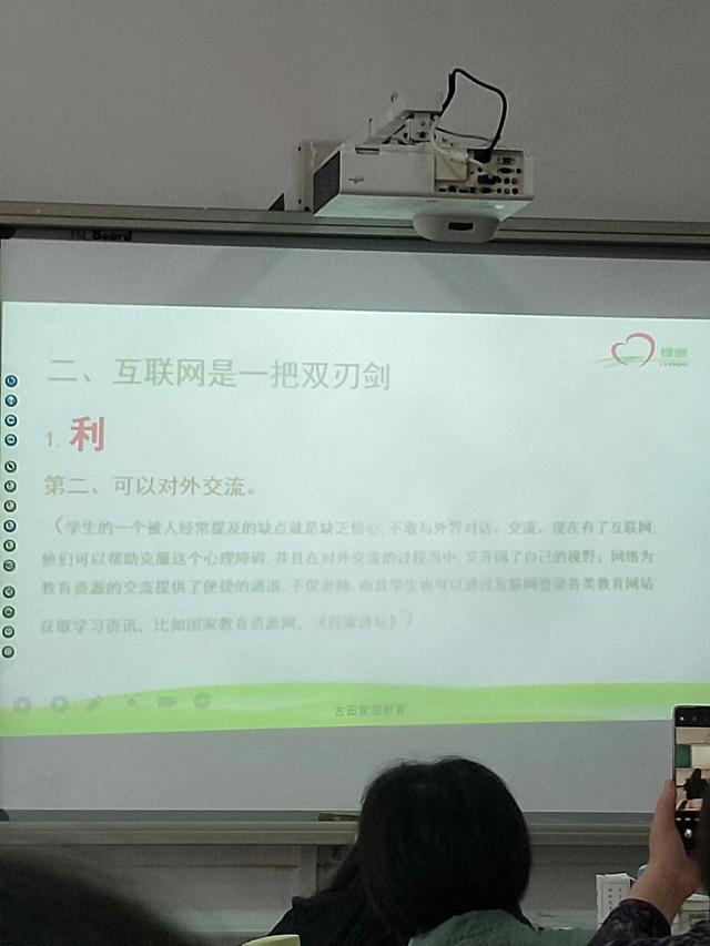 網(wǎng)絡的利弊英語作文80帶翻譯，互聯(lián)網(wǎng)的利弊英語作文120字？